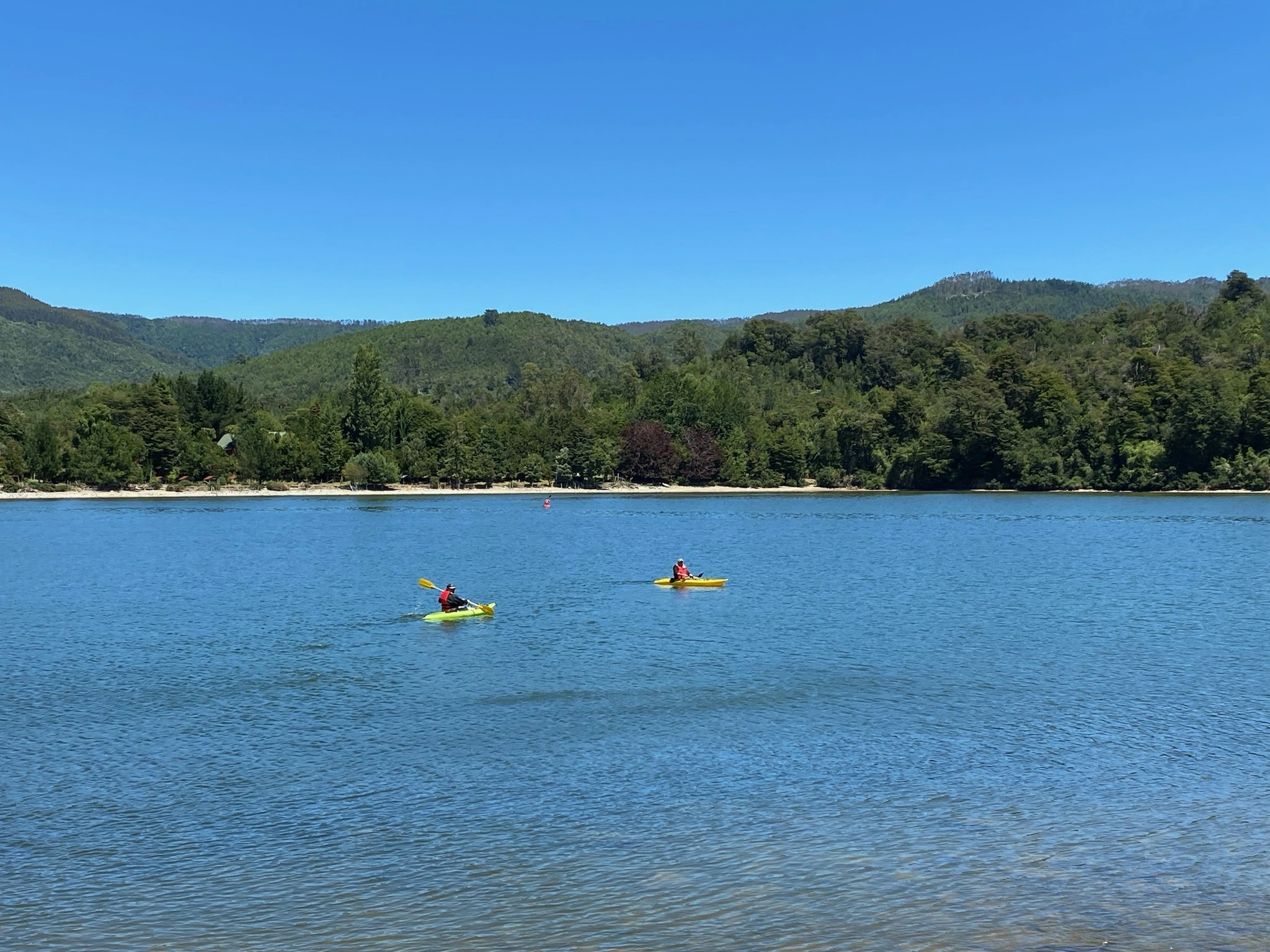 Turista practicando kayak en El Morrito - Actividades al aire libre