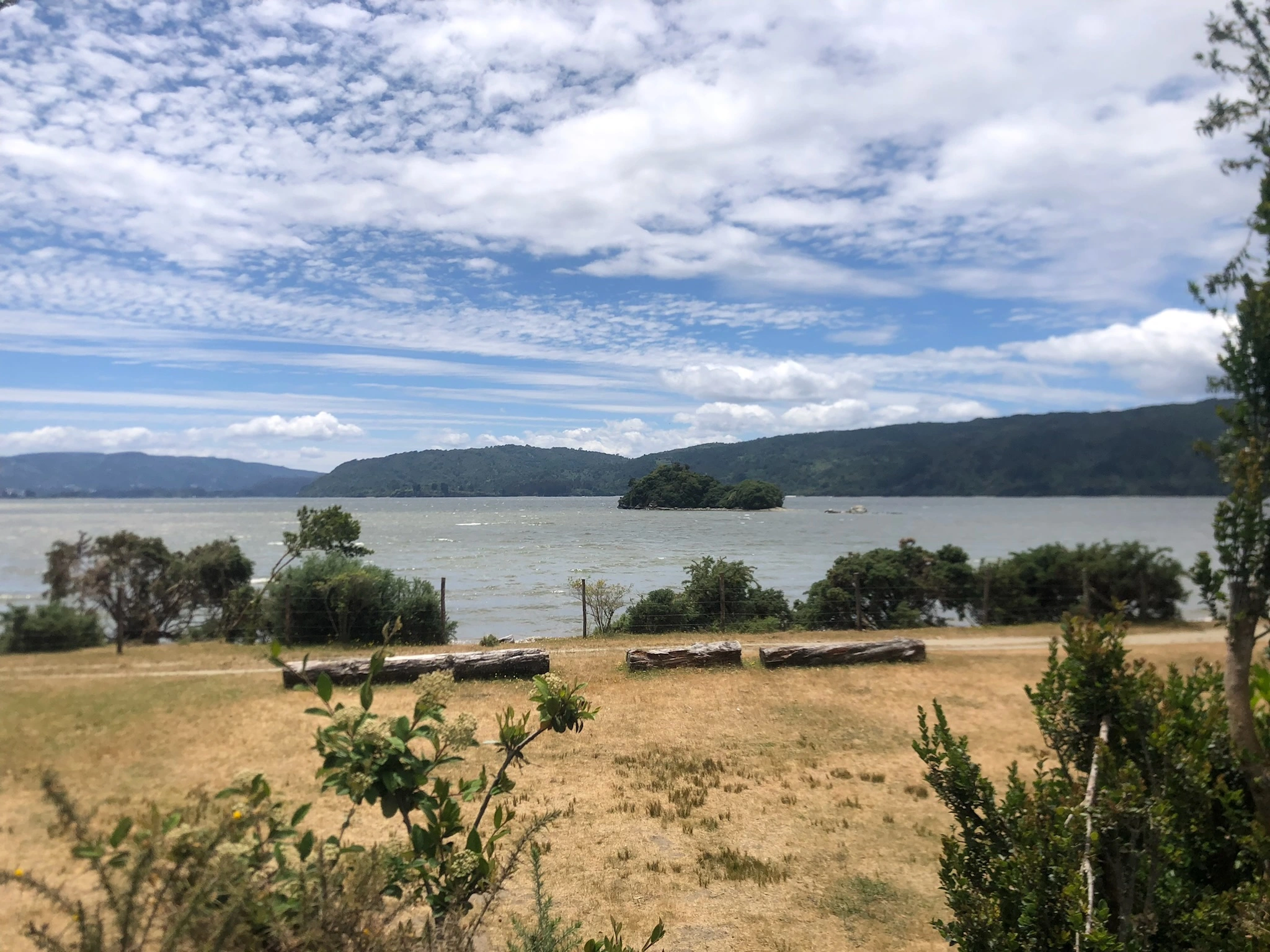 Vista panorámica de El Morrito - Camping y cabañas frente al lago